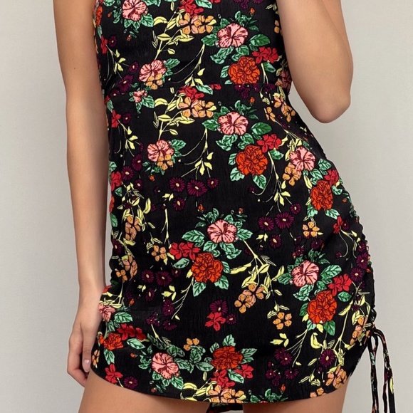 FLORAL PRINT MINI DRESS open back & cinched sides - Picture 3 of 4